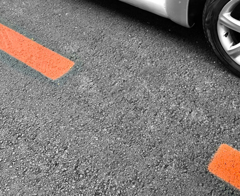 estacionamiento regulado, pintura horizontal, líneas naranjas, zona ora, saludes servicios, industrias saludes