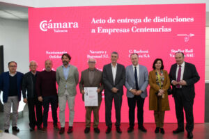 De izquierda a derecha: Vicente García, encargado general de fábrica; Reyes Simón, antiguo encargado general; Jose Antonio Simón García, CIO Sistemas; Pablo Villanueva, gerente de Industrias saludes; D. Fernando Saludes Talens, presidente del Consejo de Administración; Fernando Saludes García, actual consejero delegado de Industrias Saludes y Virginia Saludes, representantes de la tercera y cuarta generación de la empresa. Acompañados de Rafael Climent, Conseller de Economía Sostenible, Sectores Productivos, Comercio y Trabajo de la Generalitat Valenciana; y José Vicente Morata, presidente de la Cámara de Comercio de Valencia.