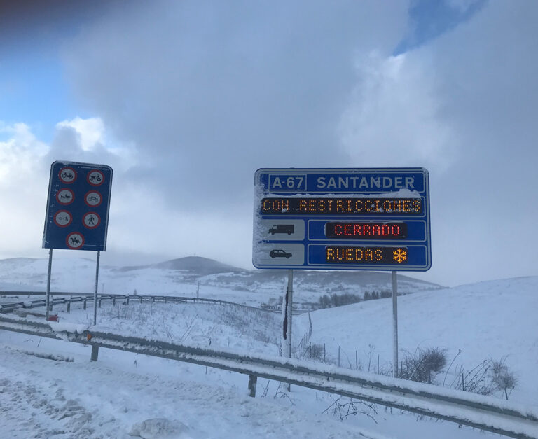 SRL-SO VIALIDAD INVERNAL INDUSTRIAS SALUDES Traffic Futura señalización nieve carretera cadenas abierto cerrado puerto de montaña