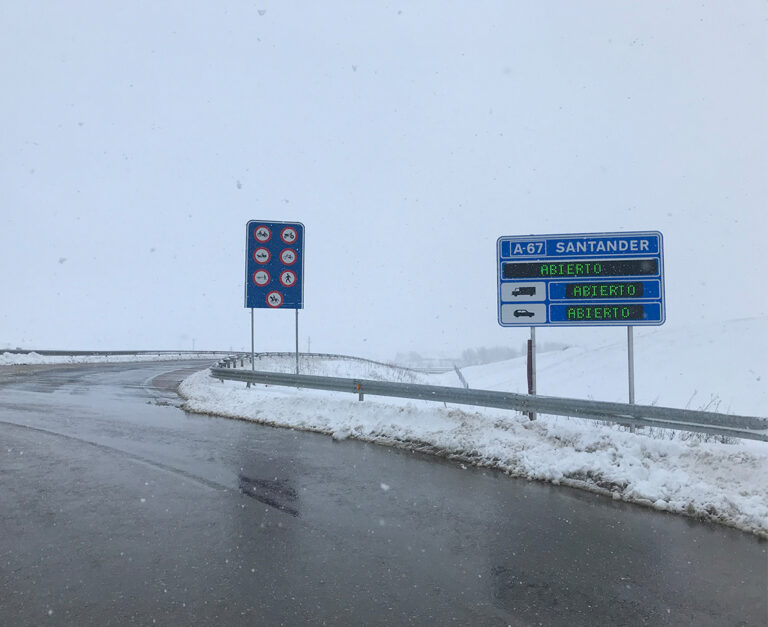 SRL-SO VIALIDAD INVERNAL INDUSTRIAS SALUDES Traffic Futura señalización nieve carretera cadenas abierto cerrado puerto de montaña