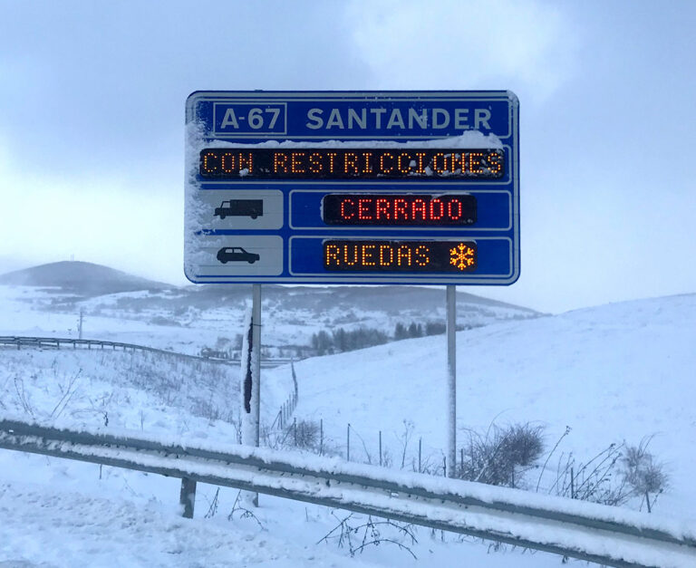 SRL-SO VIALIDAD INVERNAL INDUSTRIAS SALUDES Traffic Futura señalización nieve carretera cadenas abierto cerrado puerto de montaña