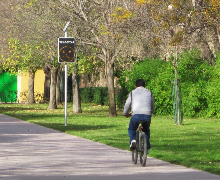 FuturaSRL-SO RADAR CICLISTA velocidad sobrepasa ciclista detección valencia saludes industrias traffic futura FuturaSRL-SO Radar Ciclista, radar, ciclista, bicicleta, velocidad, bici, valencia, seguridad, patinete, peatón, cara triste, cara feliz velocitat