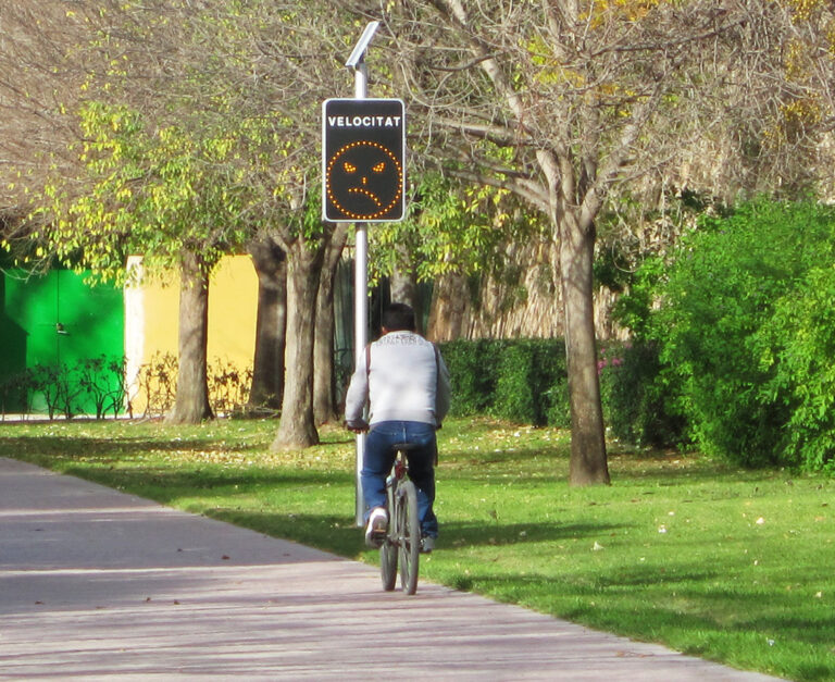 FuturaSRL-SO Radar Ciclista, radar, ciclista, bicicleta, velocidad, bici, valencia, seguridad, patinete, peatón, cara triste, cara feliz velocitat