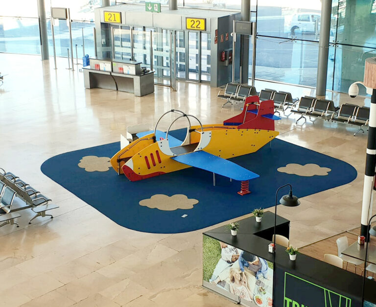 avion saeta avion aeropuerto valencia saludes play infantil parques