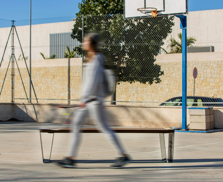 Banqueta, mobiliario, urbano, banqueta victoria, victoria, saludes, madera, polietileno, acero, jardín, parque, polideportivo, club de tenis, pádel, chica raqueta, banco, deporte, raqueta