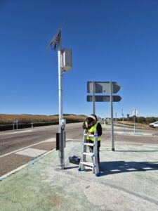Sistema FuturaDAC de detección de animales en carretera instalado en Alcañiz, señal luminosa activada en la N-232