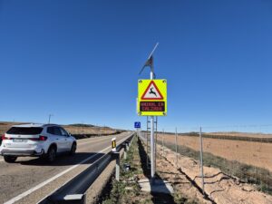 Sistema FuturaDAC de detección de animales en carretera instalado en Alcañiz, señal luminosa activada en la N-232