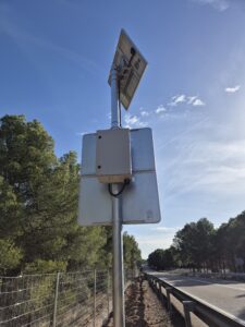 Sistema FuturaDAC de detección de animales en carretera instalado en Alcañiz, señal luminosa activada en la N-232