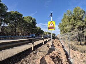 Sistema FuturaDAC de detección de animales en carretera instalado en Alcañiz, señal luminosa activada en la N-232