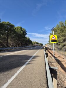 Sistema FuturaDAC de detección de animales en carretera instalado en Alcañiz, señal luminosa activada en la N-232