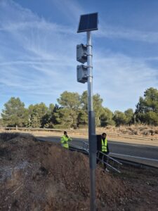 Sistema FuturaDAC de detección de animales en carretera instalado en Alcañiz, señal luminosa activada en la N-232