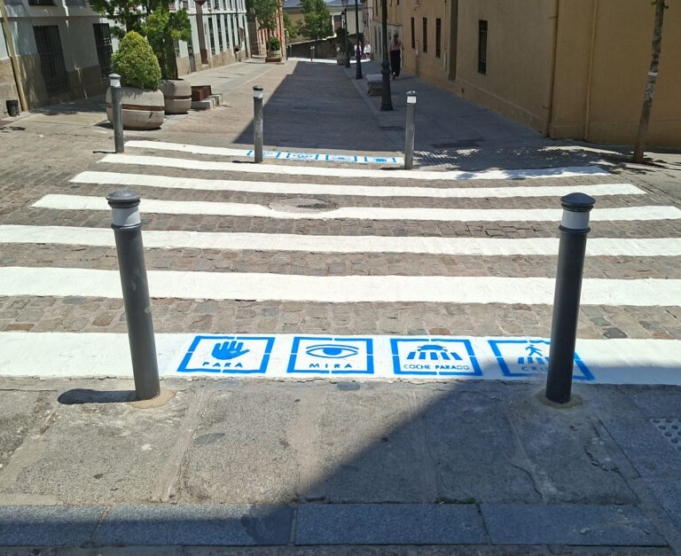 cruce seguro, camino seguro, paso de cebra , para, mira, coche parado, cruza, cruce de peatones, señalización horizontal, saludes, pintura horizontal,