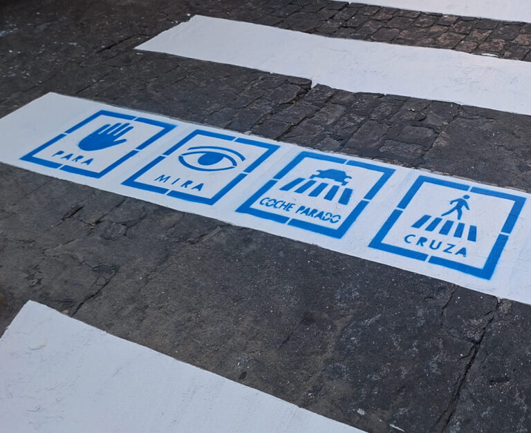 cruce seguro, camino seguro, paso de cebra , para, mira, coche parado, cruza, cruce de peatones, señalización horizontal, saludes, pintura horizontal,