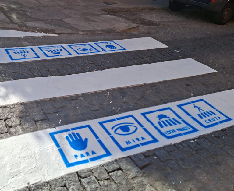 cruce seguro, camino seguro, paso de cebra , para, mira, coche parado, cruza, cruce de peatones, señalización horizontal, saludes, pintura horizontal,