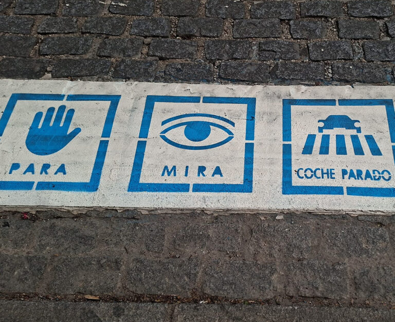 cruce seguro, camino seguro, paso de cebra , para, mira, coche parado, cruza, cruce de peatones, señalización horizontal, saludes, pintura horizontal,