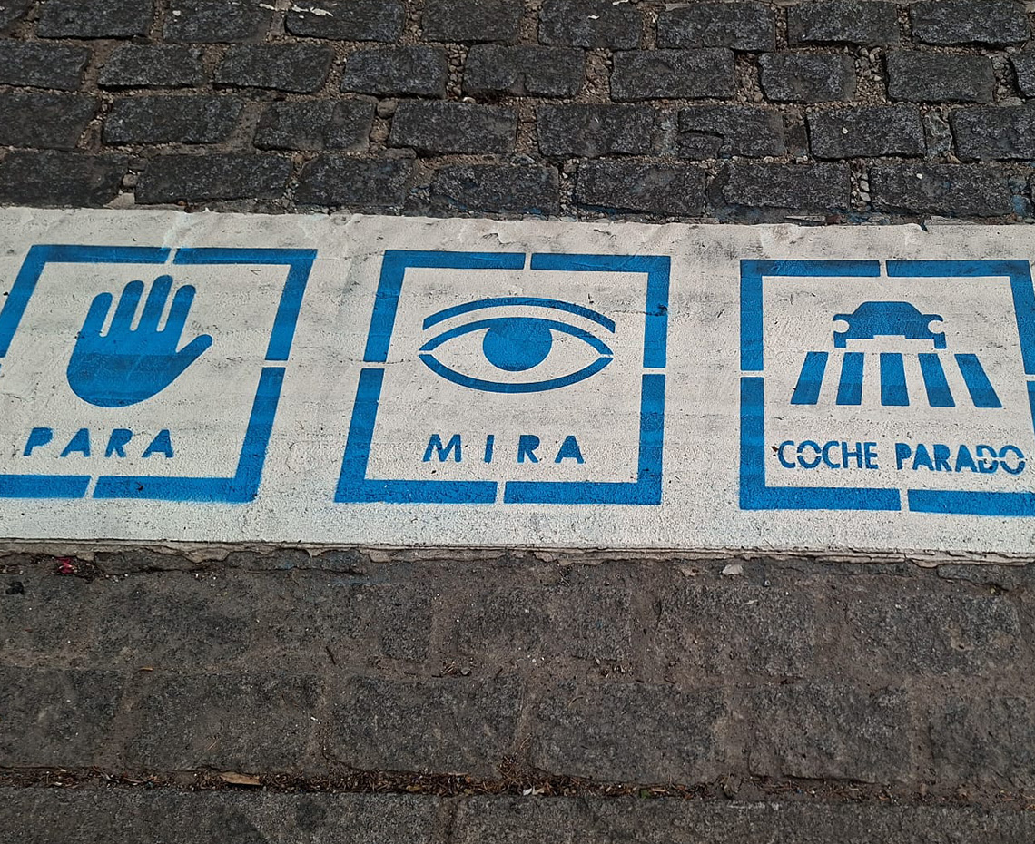 cruce seguro, camino seguro, paso de cebra , para, mira, coche parado, cruza, cruce de peatones, señalización horizontal, saludes, pintura horizontal,